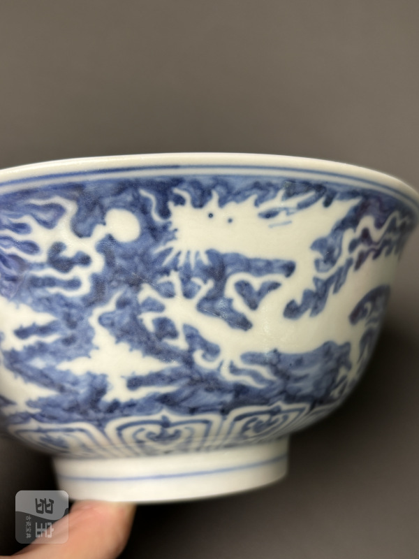 明成化 青花地留白龙纹碗 - 图11